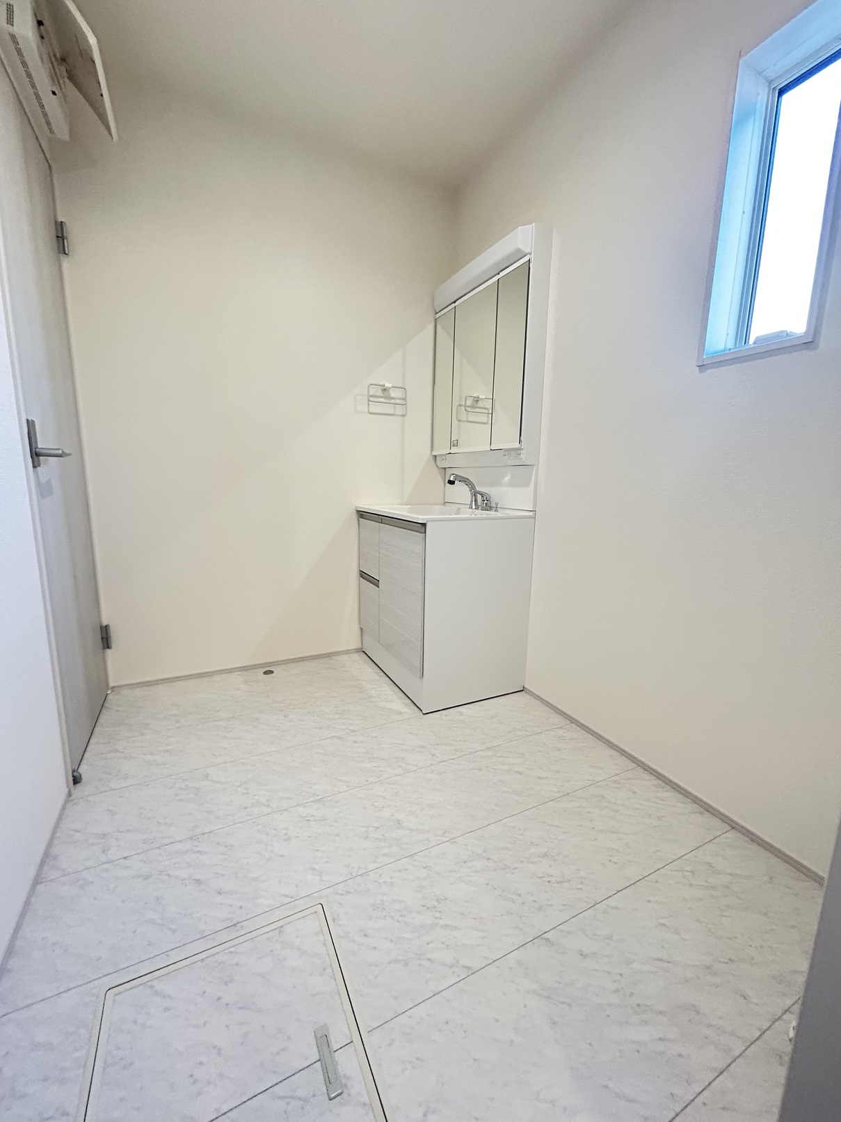 鈴鹿市東磯山３丁目　新築戸建　全１棟　2380万円　４ＬＤＫ